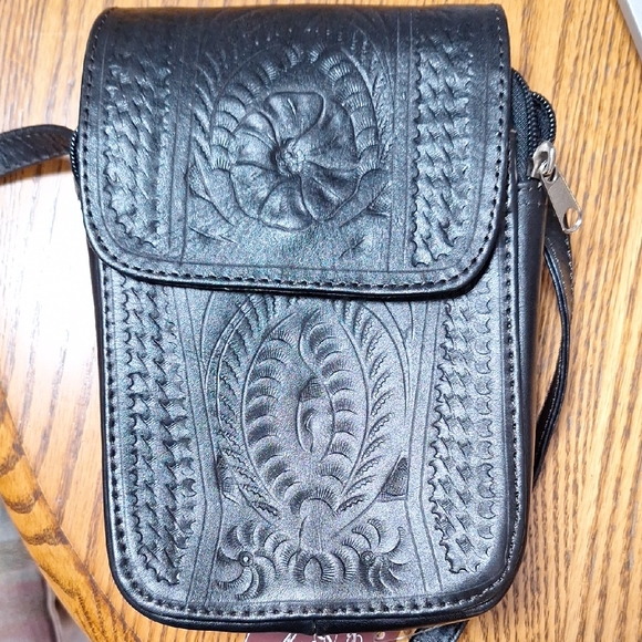 Elegant Black Embossed Leather Crossbody Bag - Picture 1 of 2